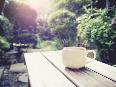 咖啡杯在桌子户外花园背景在早上