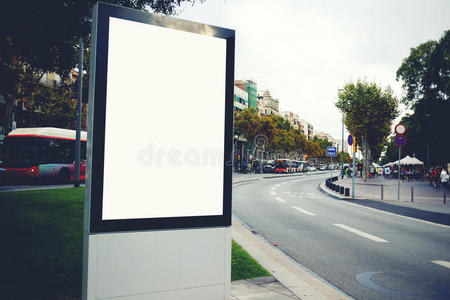 空白广告牌，为您的短信或宣传内容提供复制空间，大城市的公共信息板为空，