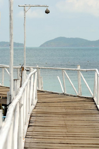 浪漫的 太阳 求助 海洋 木材 旅行 日落 地平线 早晨