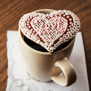 咖啡和饼干以心的形式在餐巾纸上，刺绣以心的形式