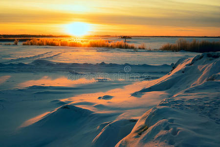 明亮冬天太阳图片