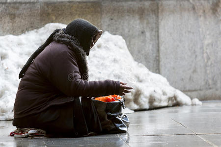 匿名女乞丐照片