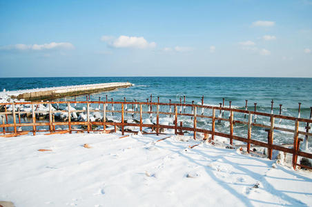 冰冻的冬海用木杆。 水平的