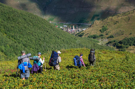 一群带大背包的游客在山上