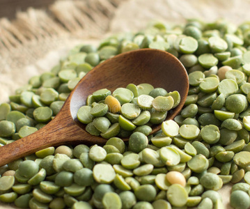 用勺子干的绿色分裂豌豆照片