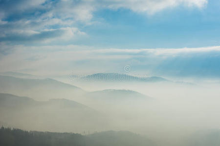 雾中的群山