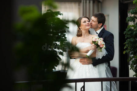 连衣裙 白种人 奢侈 结婚 花束 丈夫 男人 窗帘 夫妇