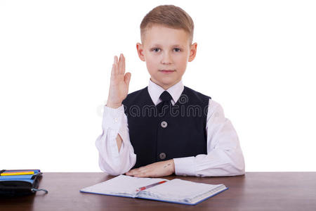 白种人学校的男孩在他的桌子上白色背景和副本s