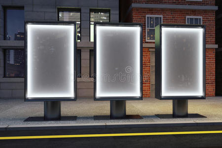 空荡荡的夜晚城市街道上的空白发光海报