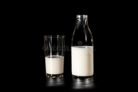 牛奶放在玻璃瓶或玻璃里