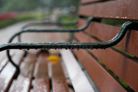 雨后关闭公园里的一张长凳