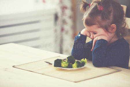 女孩不喜欢也不想吃蔬菜