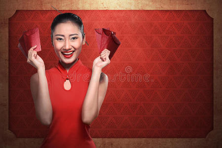 中国女人抱着安宝