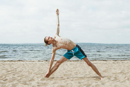 成年男子在海滩上做瑜伽