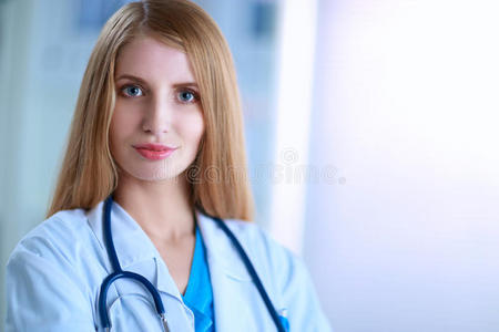 医生女人站在靠近窗户的地方