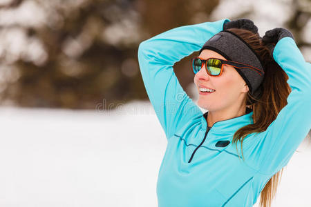 冬季寒冷天气的女性健身运动模型户外