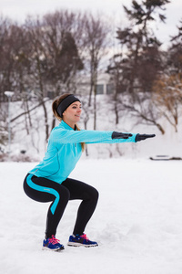 冬季寒冷天气的女性健身运动模型户外