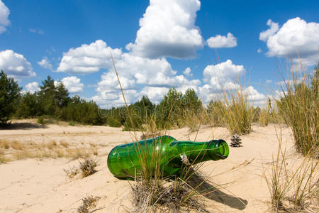 沙子里的绿色玻璃瓶