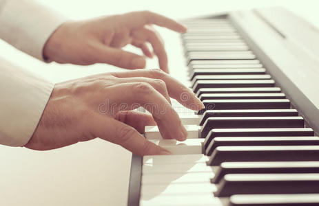 古典的 男人 音乐家 演播室 按钮 运动员 键盘 手指 钢琴家
