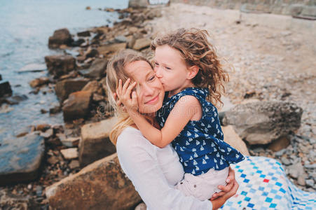 母亲 拥抱 季节 幸福 小孩 放松 毯子 女儿 海滨 快乐