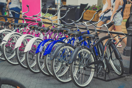 一群在城里停车的自行车