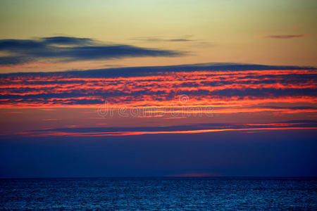 夕阳下的大海