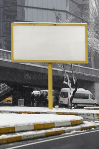 城市街道上的空白广告广告牌