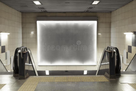 地铁空白广告牌