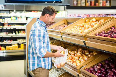 消费主义 顾客 购物 架子 活动 中间 在室内 食物 超市