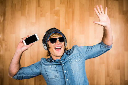 在家里的厨房里拿着笔记本电脑欢快的嬉皮士听音乐的复合形象兴奋的