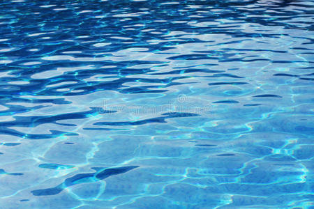 游泳池里波纹状水的背景