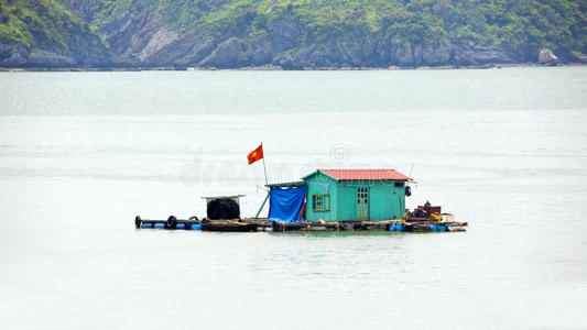 越南夏龙湾石灰岩群岛的浮动村庄