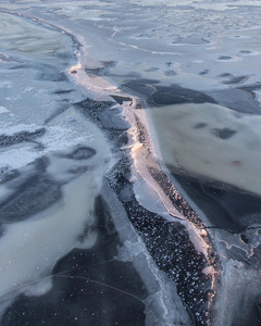 冰湖里的裂缝