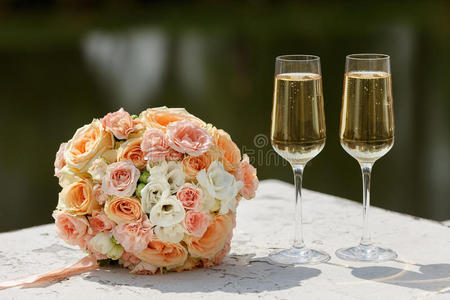 浪漫 玻璃杯 婚礼 花的 美女 浪漫的 美丽的 情人 庆祝