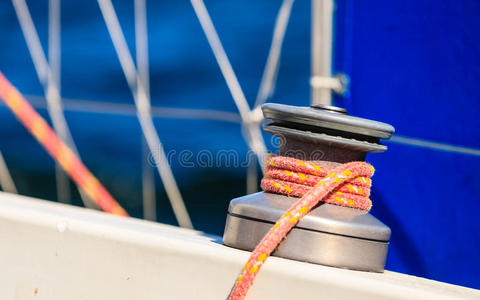 帆船上用绳子绞盘。