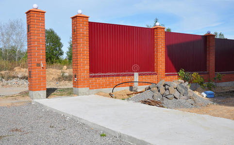 建筑新金属栅栏与门,大门现代风格设计装饰红砖墙面与水泥.照片