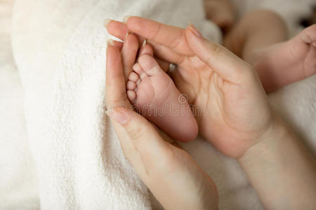 父母 手势 帮助 人类 温柔 照顾 母亲 新生儿 公共关系