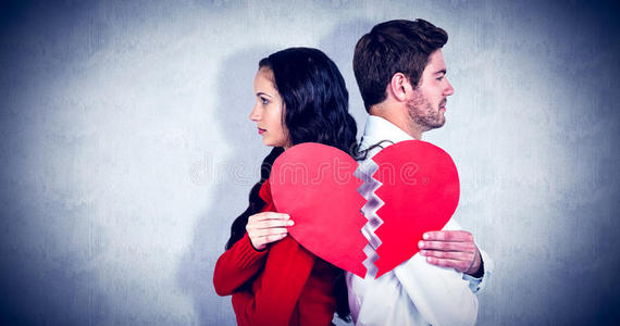 夫妇背靠背保持心脏一半的复合图像