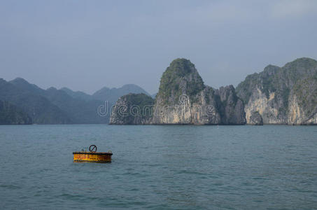 美丽的石灰石山风景与黄色浮标在哈龙