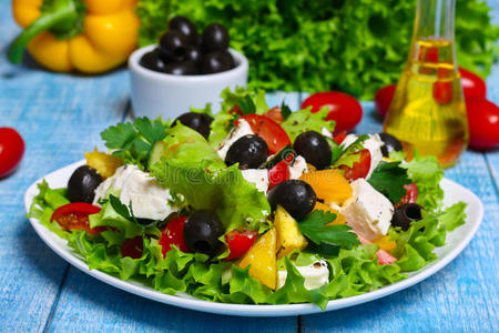 希腊沙拉，新鲜蔬菜，费塔奶酪和黑色橄榄木背景