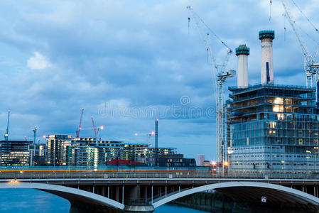 巴特西发电站，伦敦，从切尔西桥看