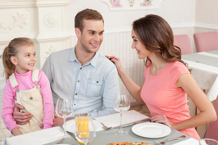 家庭 小孩 女孩 服装 幸福 成人 闲暇 丈夫 晚餐 在室内