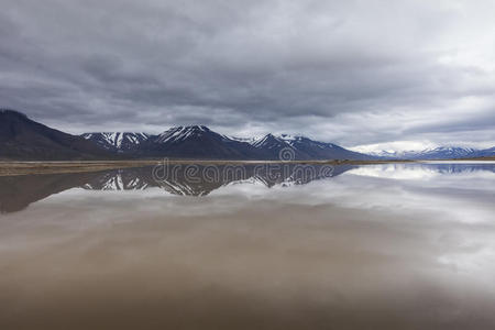 美丽的风景，蓝色海湾下的贫瘠山脉W