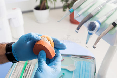 牙科实验室男性牙科技师的特写。牙科丙烯酸假体
