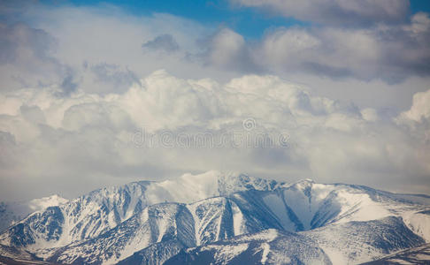 白雪皑皑的山峰