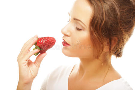 带草莓的有趣女人