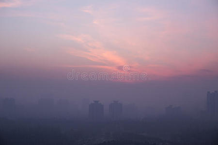 日落时的城市天际线，大量的烟雾和恶劣的生态