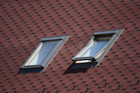屋顶上的装饰金属瓷砖