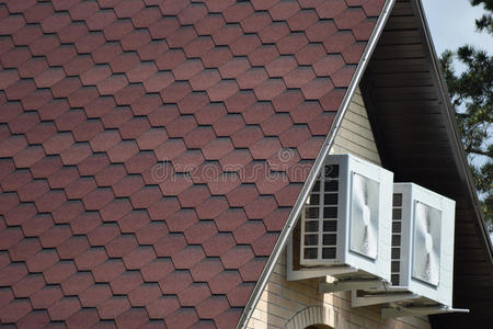 屋顶上的装饰金属瓷砖