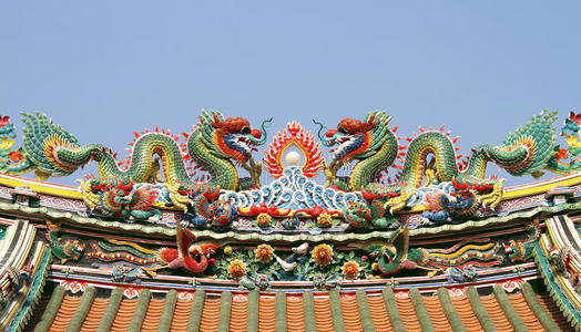 寺庙屋顶上的双龙照片